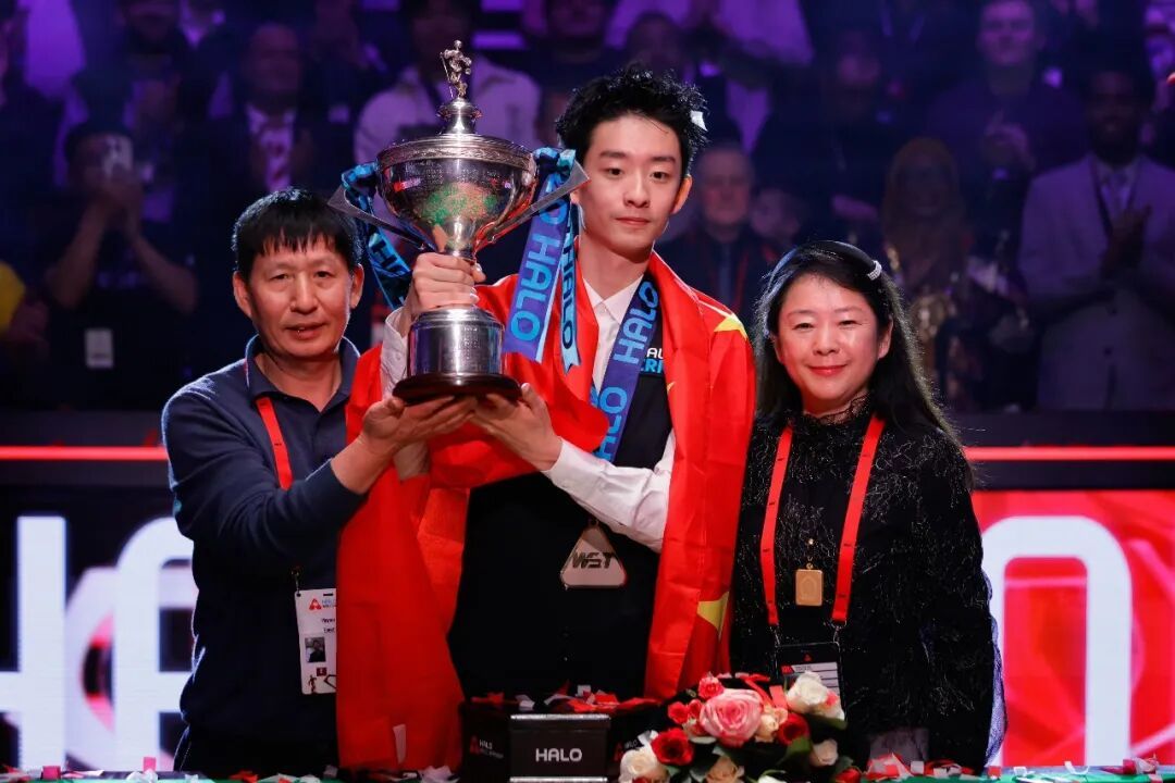 吴宜泽，首位00后斯诺克世锦赛冠军！父母卖房打多份零工培养支持
