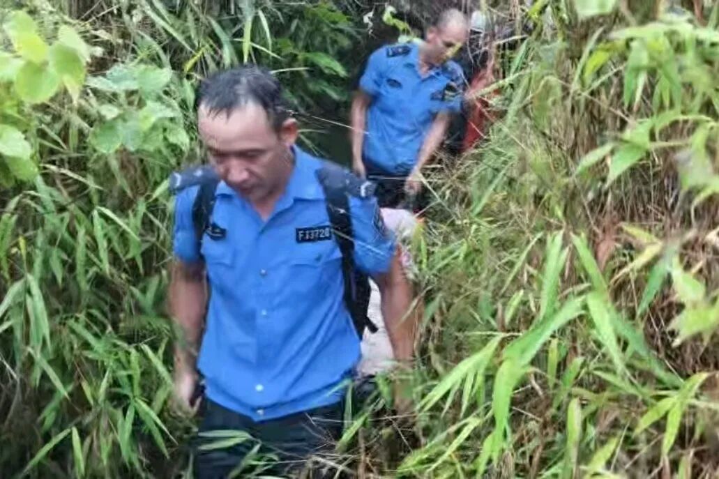三亚警方紧急救人！多人结伴登山，一女子不慎摔断腿