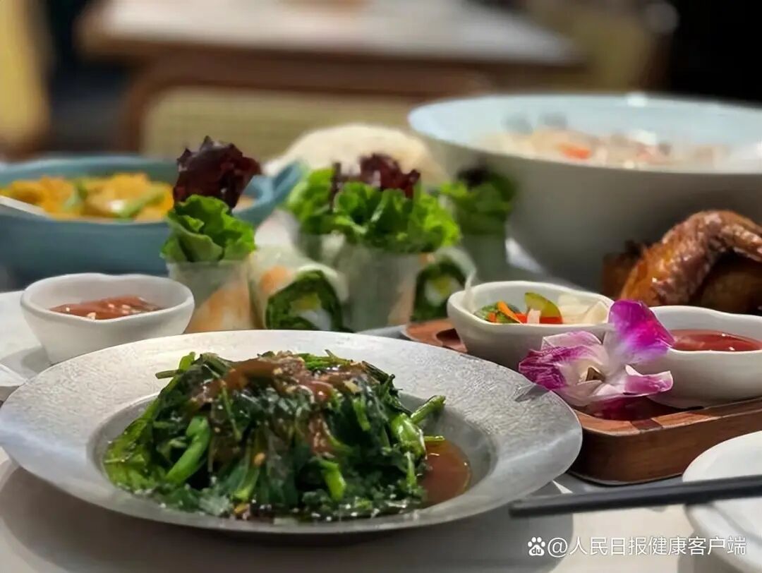 “像糖尿病人一样吃饭”走红！专家：极端控糖控主食很伤身；网友：正常吃喝就很健康