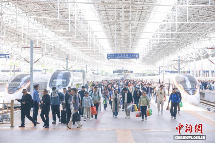 “五一”假期中国跨区域人员流动量预计超15亿人次