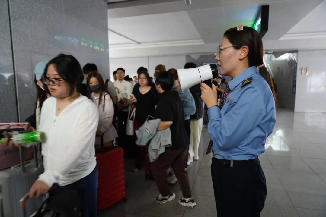 郑州铁路迎来返程客流高峰，预计发送旅客103.1万人次，北上广深等方向需求旺盛，单日发送旅客量再创假期新高