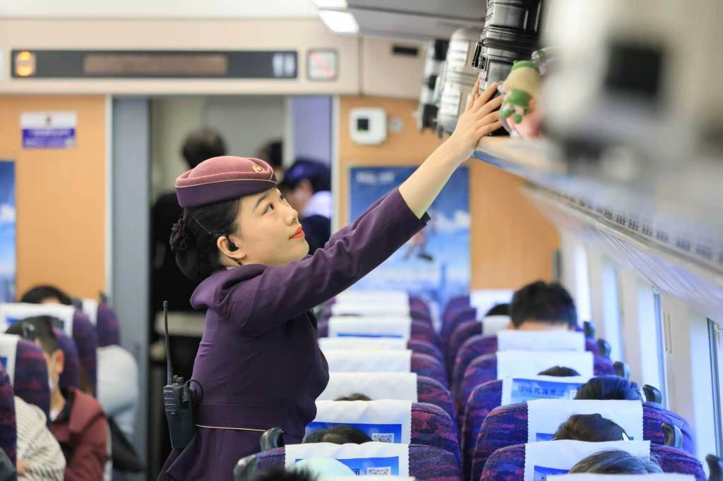 长三角铁路今日迎返程客流最高峰：预计发送428万人次，增开旅客列车469列