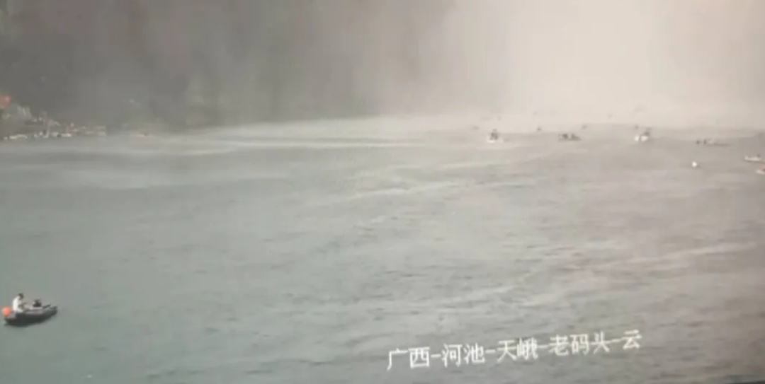 一秒天黑！游客景区玩桨板漂流突遇暴风雨，直呼“度假如渡劫”！当地紧急救援，现场画面→