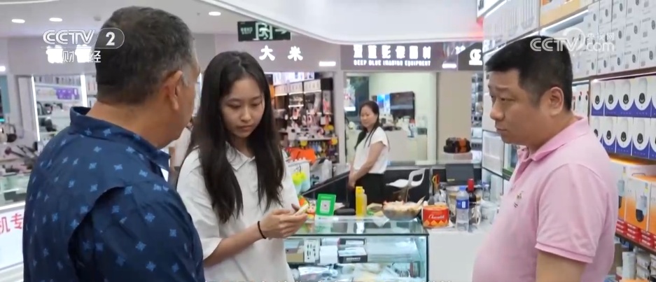 从“进货式”购物到“寻宝式”逛街 华强北市场迎来“五一”客流高峰