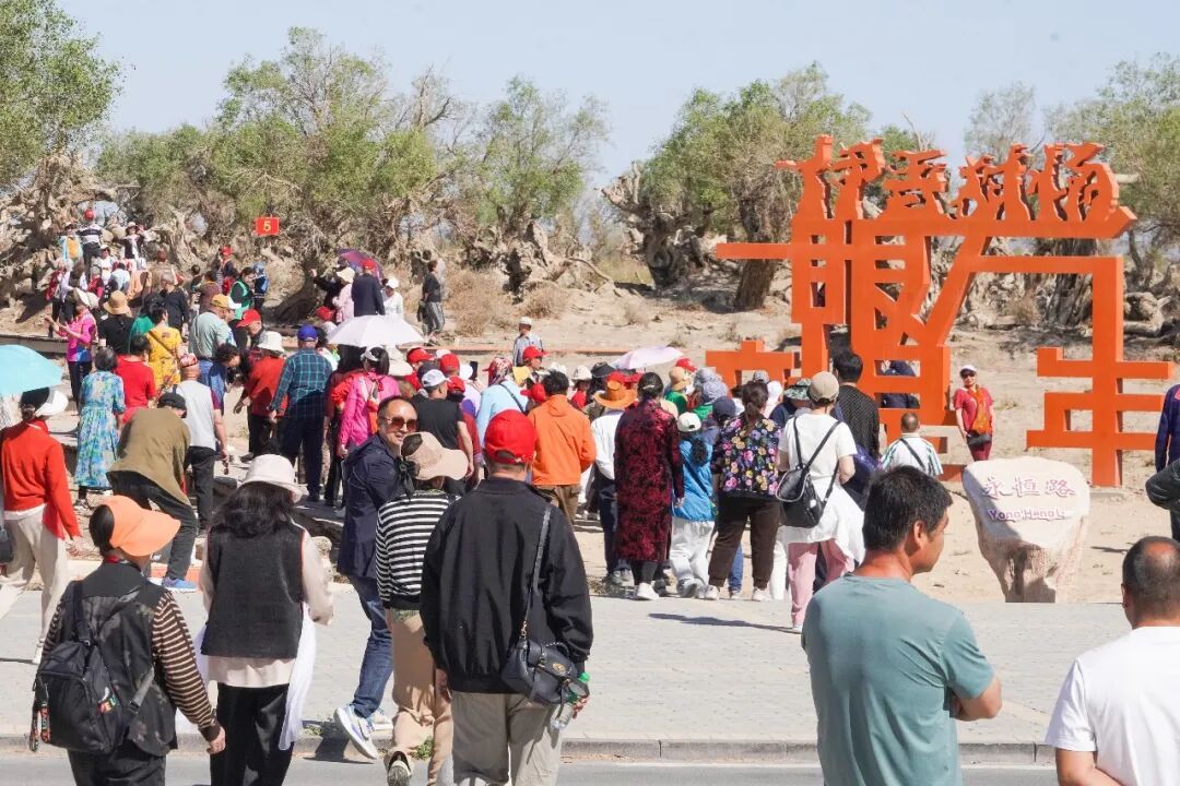 没白来！“五一”伊吾火了，四川游客连发感叹：风景美、人热情