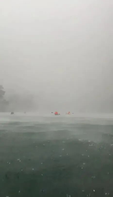 一秒天黑！游客景区玩桨板漂流突遇暴风雨，直呼“度假如渡劫”！当地紧急救援，现场画面→