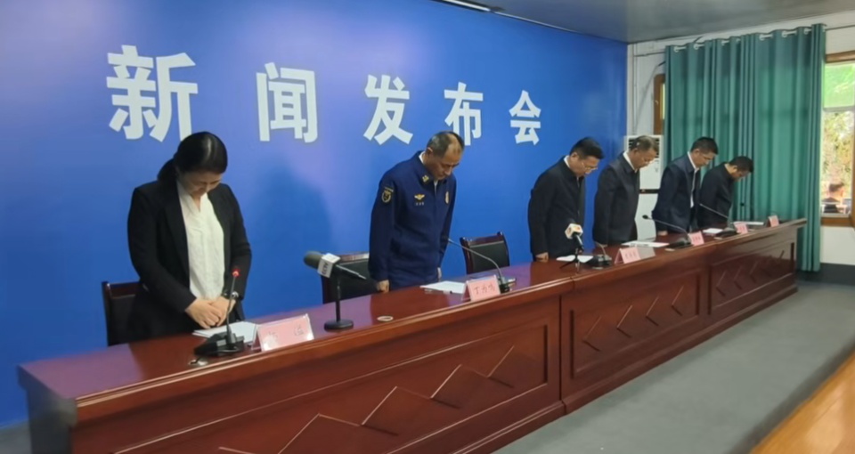 浏阳烟花厂爆炸已致26死61伤，发布会现场默哀