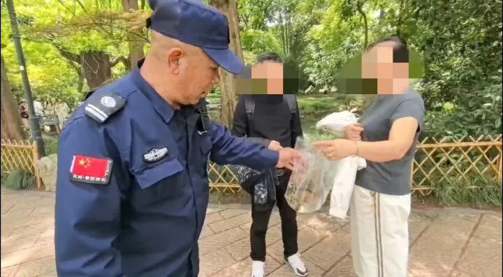 游客在西湖边试图带走新生小鸳鸯，谎称是买来的小鸭子，幸好拦住了...