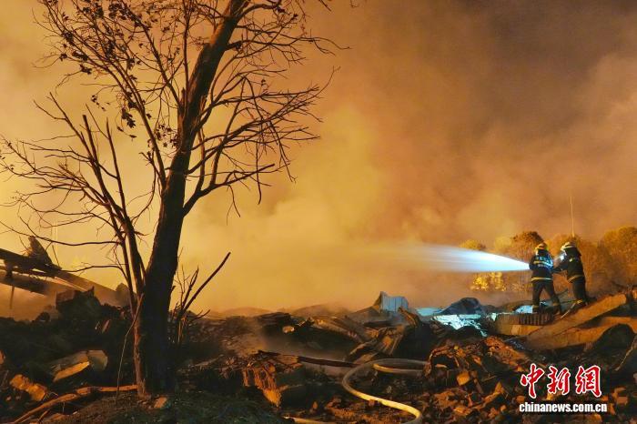 直击湖南浏阳烟花厂爆炸事故现场：民房玻璃震碎 消防彻夜救援