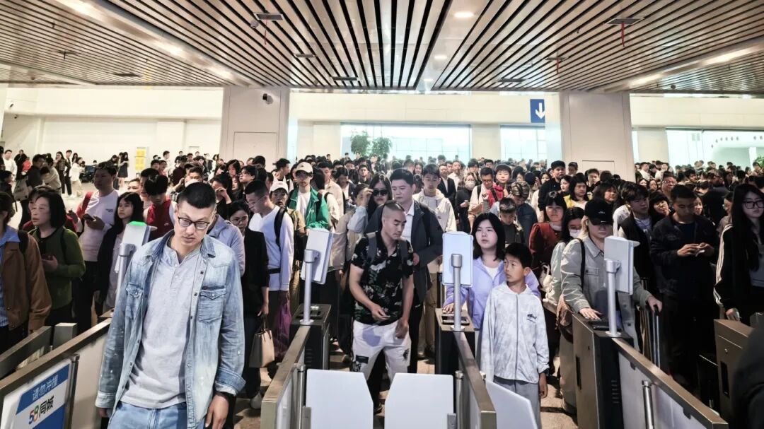 铁路迎来假期返程客流高峰！上海这些地铁今晚仍有定点加班车