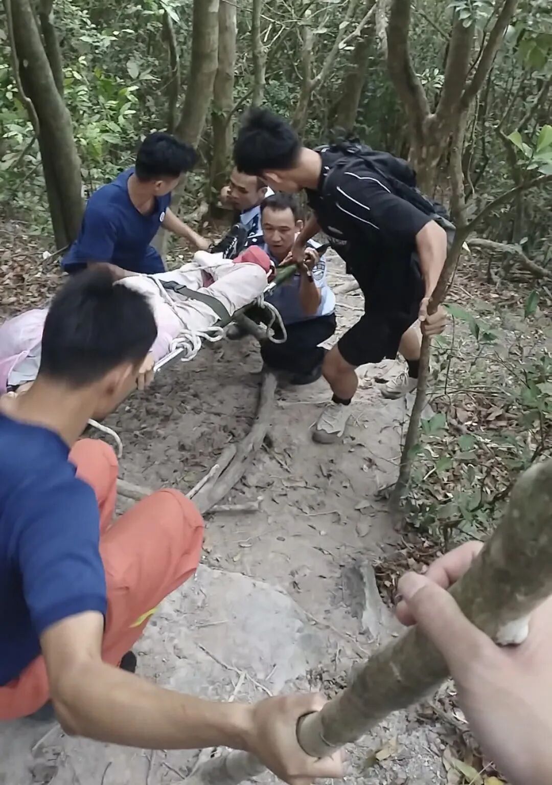 三亚警方紧急救人！多人结伴登山，一女子不慎摔断腿