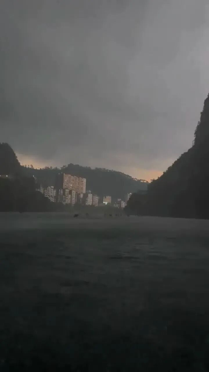 一秒天黑！游客景区玩桨板漂流突遇暴风雨，直呼“度假如渡劫”！当地紧急救援，现场画面→