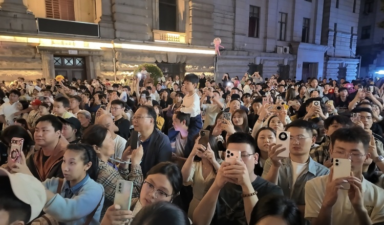 全网刷屏！短短几十秒内，路过的游客突然集体大声合唱，网友：太戳人了……