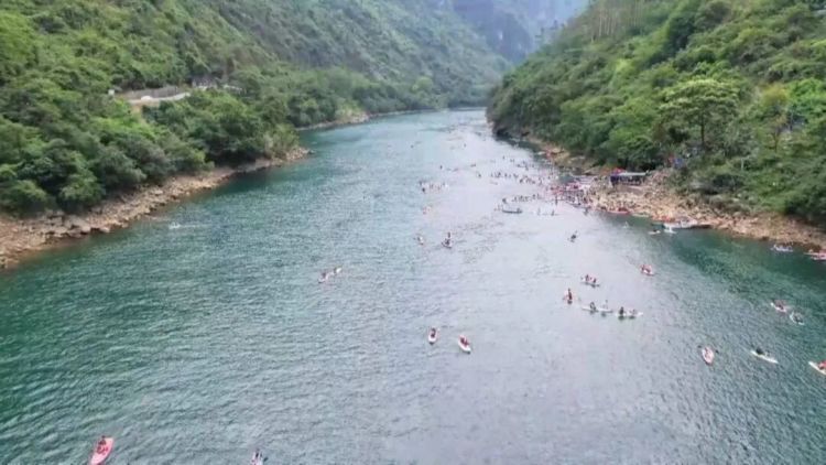红水河“蓝刀鱼风暴”秒变体验“风暴”！广西突发强对流天气，9艘冲锋舟出动救援