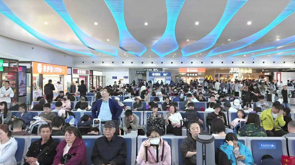 长三角铁路今日迎返程客流最高峰：预计发送428万人次，增开旅客列车469列