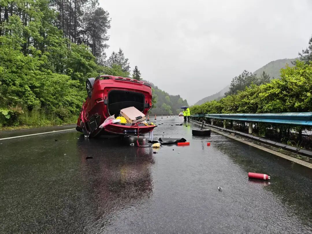 就在他们近乎绝望时，两名民警路过......