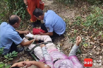 女子登山不慎骨折，三亚民警冒雨救援