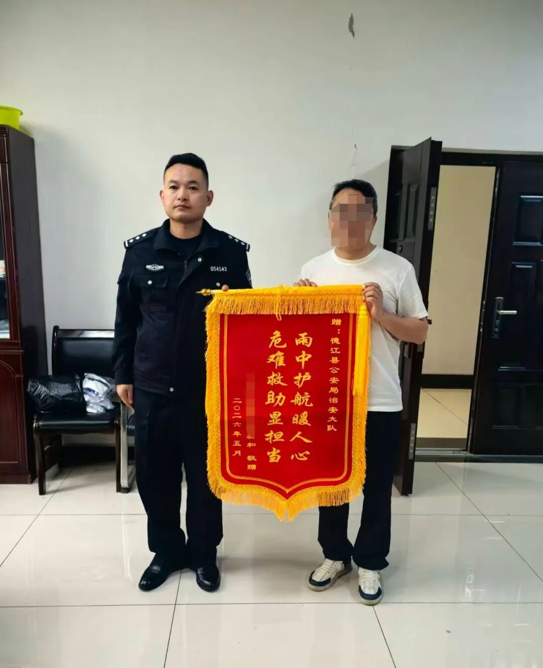 就在他们近乎绝望时，两名民警路过......