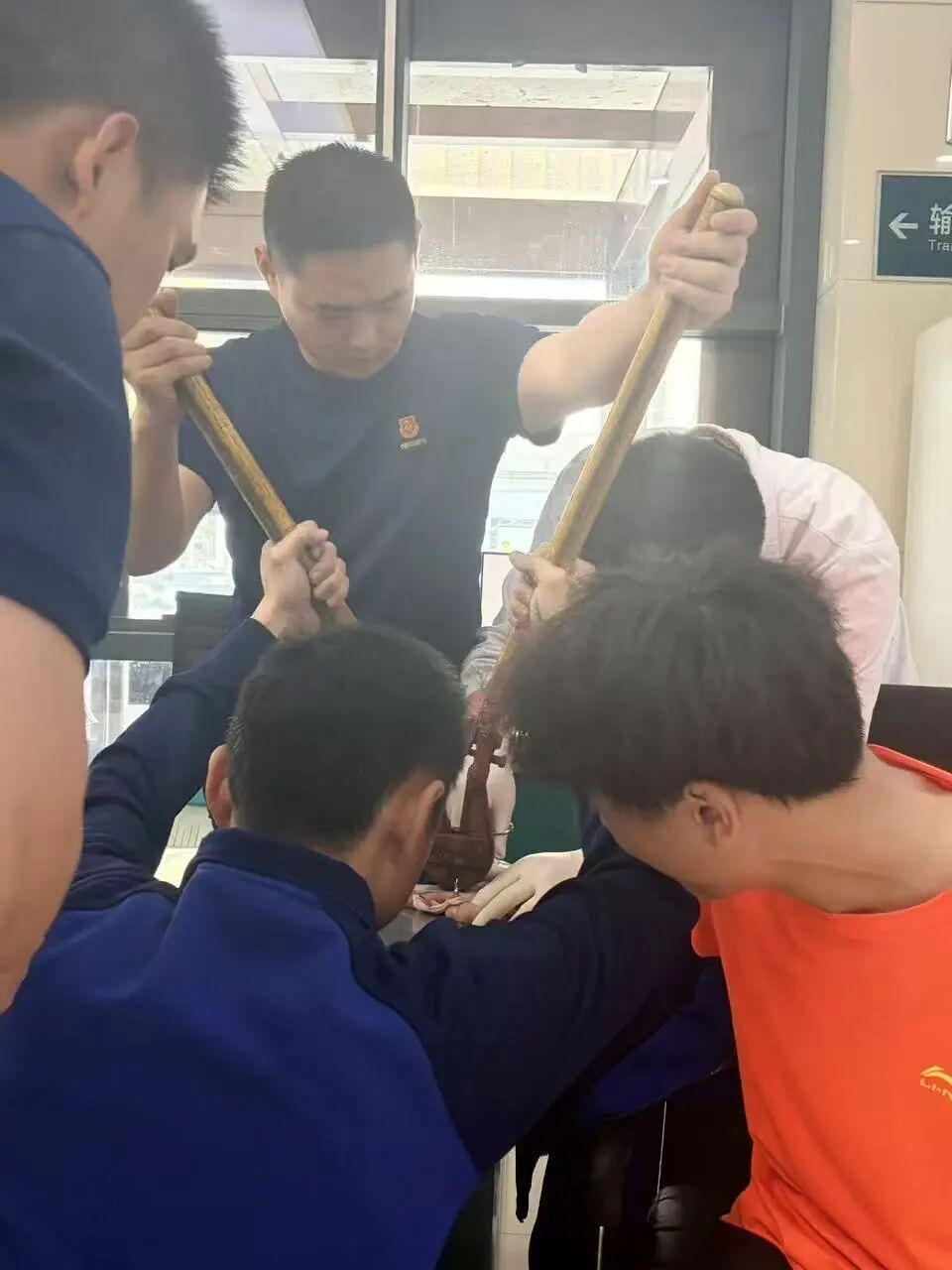 武汉20岁男生赶考途中发生意外，紧急提醒：这种不离手的小东西可能造成大伤害
