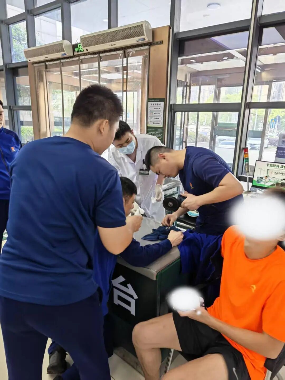 消防大力金刚钳都剪不动！大一男生一个动作，差点要截肢