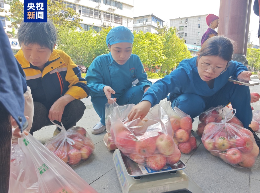 陕西男子在湖北突发脑梗，车上还有8000斤苹果！一条短信发出，19小时后全部卖完……