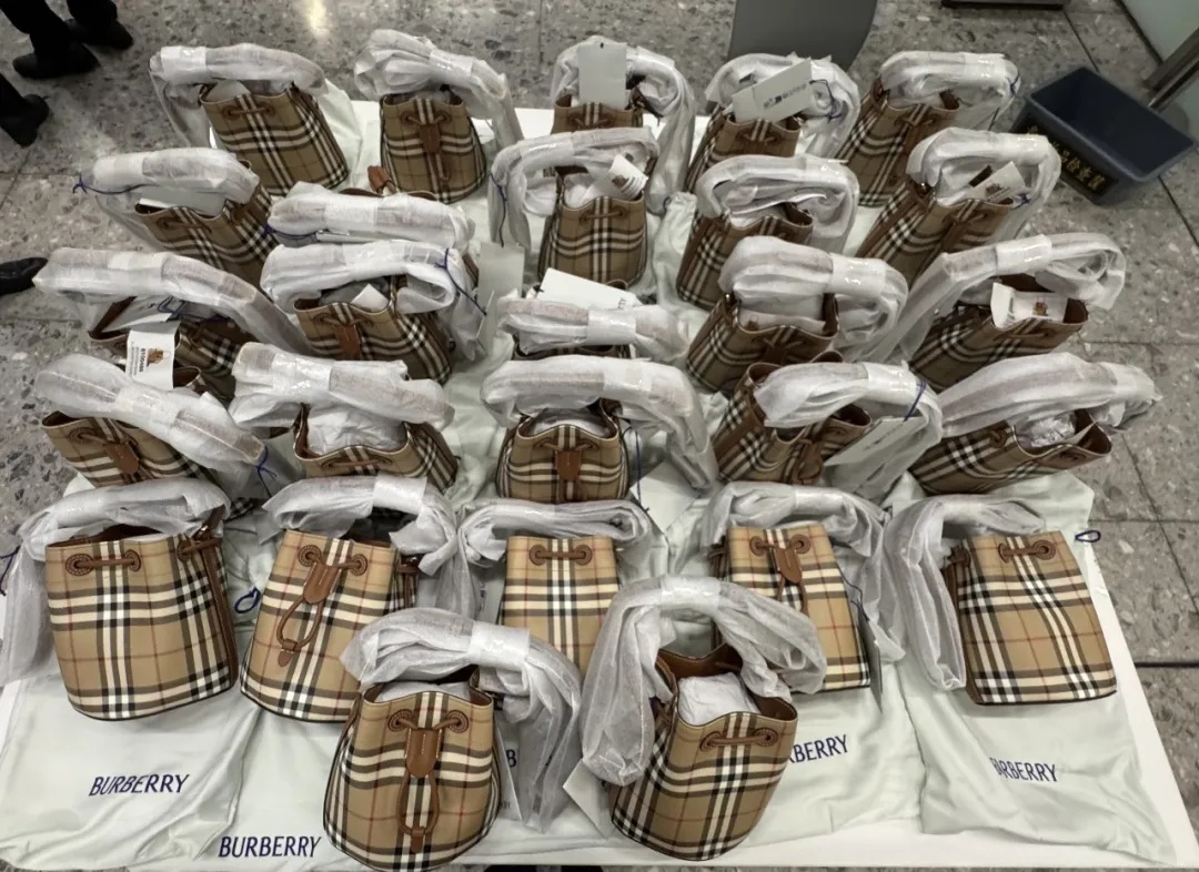 女子携总价12万元名牌挎包入境，被西九龙站海关当场“抓包”，已移交海关缉私部门办理