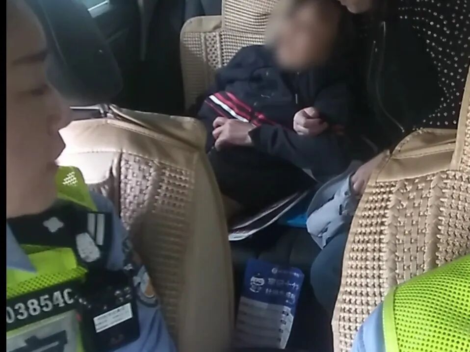 事发上海街头，路人对着警车疯狂招手！竟是为了……