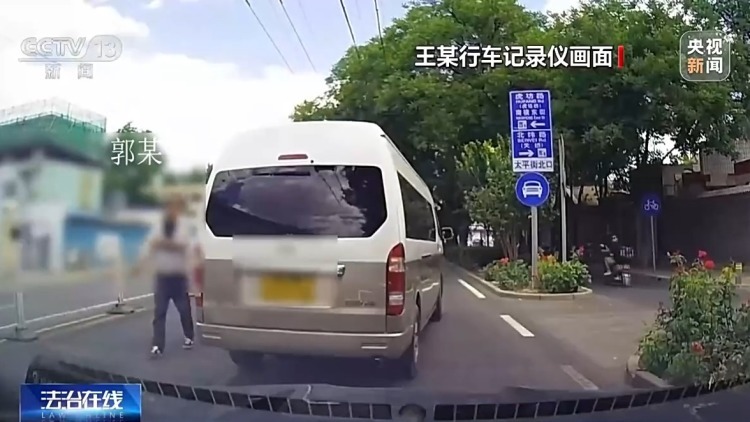 司机开“斗气车”伤及家属谁担责？法院这样判
