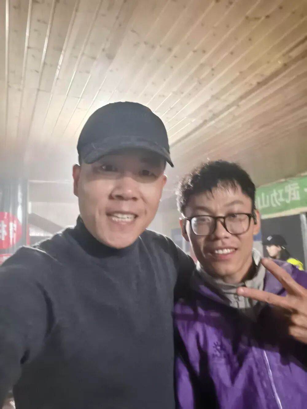 深夜暴雨中，成功救援被困海拔1600米武功山的两名驴友，好心人找到了！是退役军人！