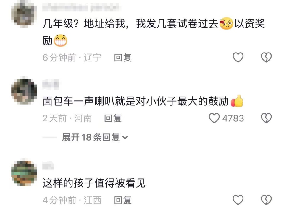 大风过后树枝横在路中，山东一9岁“小胖孩”徒手挪走，被挡路车主鸣笛致谢