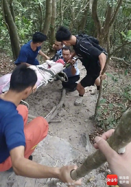 女子登山不慎骨折，三亚民警冒雨救援