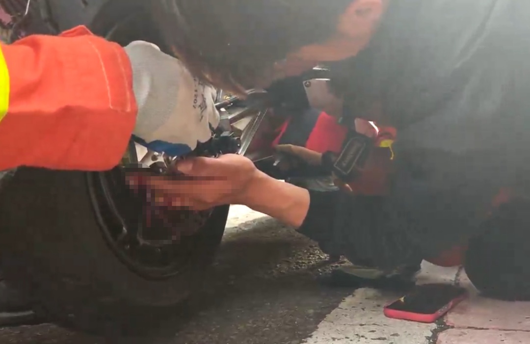 外卖员私自改装电动自行车，结果险失三指！