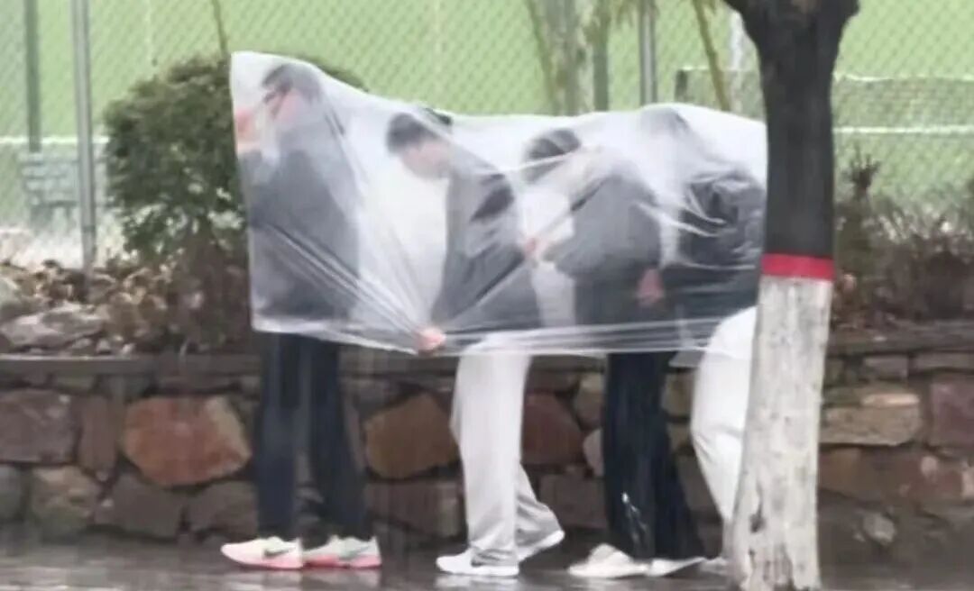 “雨伞羞耻症”上热搜！网友：合上，快合上