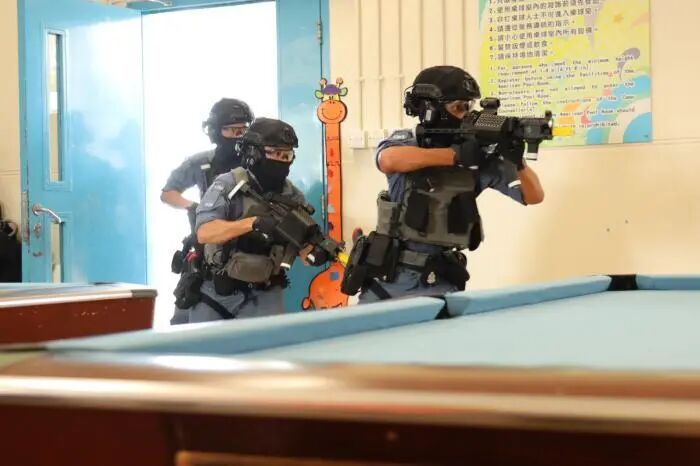 香港警察持国产冲锋枪亮相，警务处回应