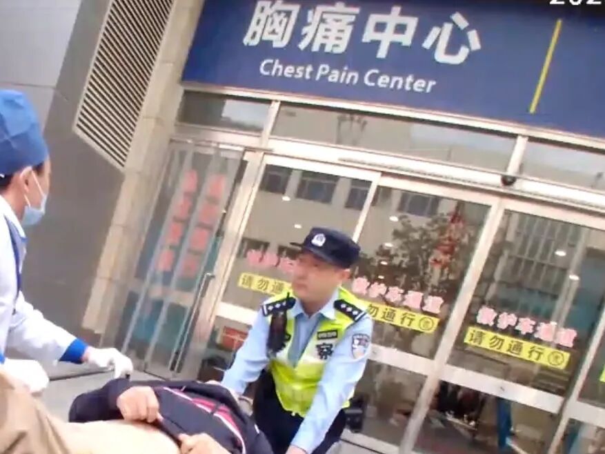 事发上海街头，路人对着警车疯狂招手！竟是为了……