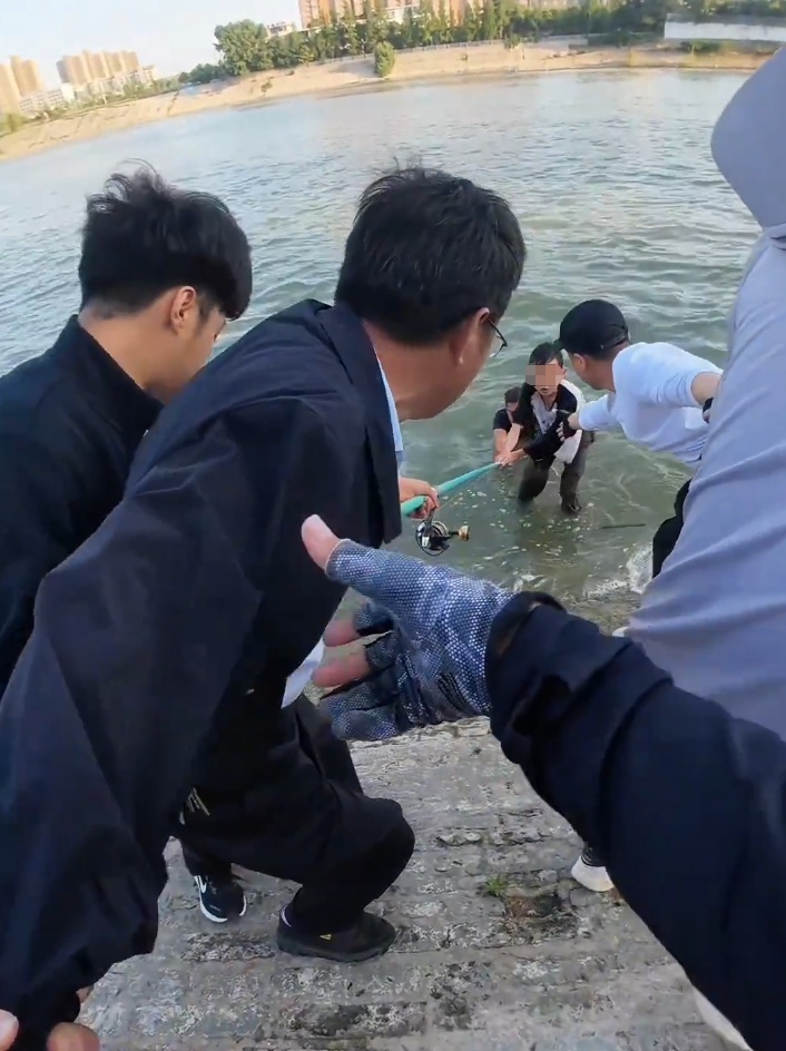 30秒救起！河南一男孩落水，“钓鱼佬”跳水相救同行者协助：不太会游泳，但人命关天