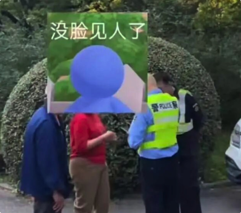 游客在动物园投喂动物，当地警方出动！网友：大快人心
