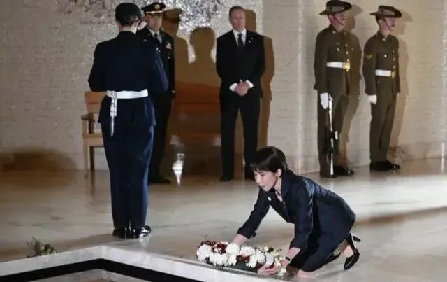 日本首相高市早苗下跪！现场画面→