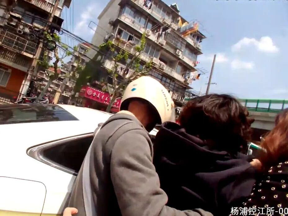 事发上海街头，路人对着警车疯狂招手！竟是为了……