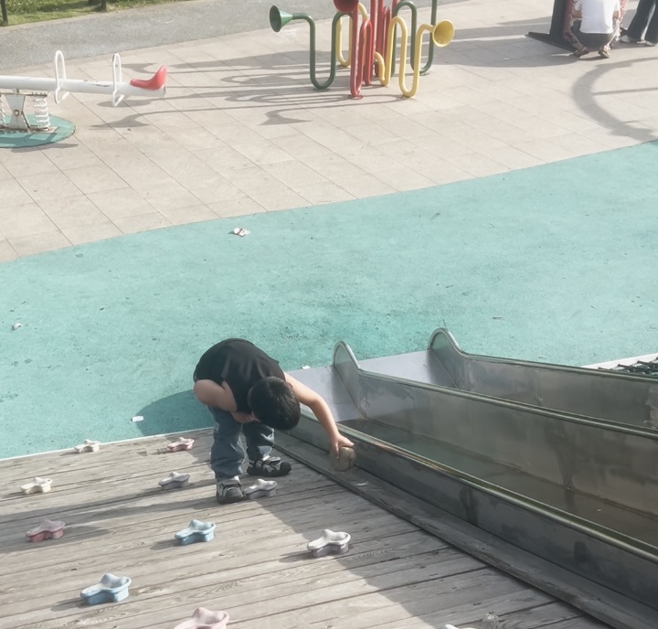 “小小年纪操不完的心！”五岁男孩公园玩耍时发现钉子外露，主动拿石头挨个敲平