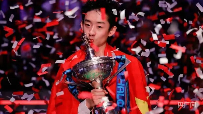 七岁启蒙、每天练球8小时！首位“00后”冠军吴宜泽背后的故事→