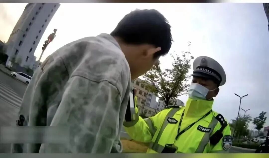 男子凌晨在路口等红灯睡着了......