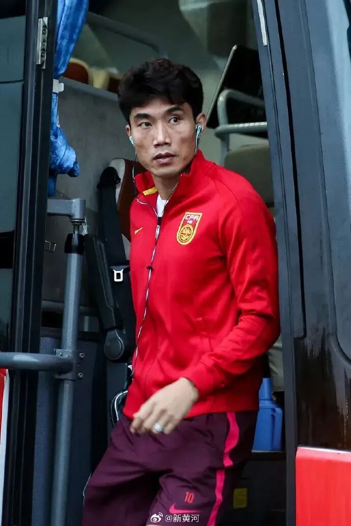 因对判罚不满，情绪失控持续辱骂主裁判，青岛西海岸主教练郑智被禁赛6场，罚款6万