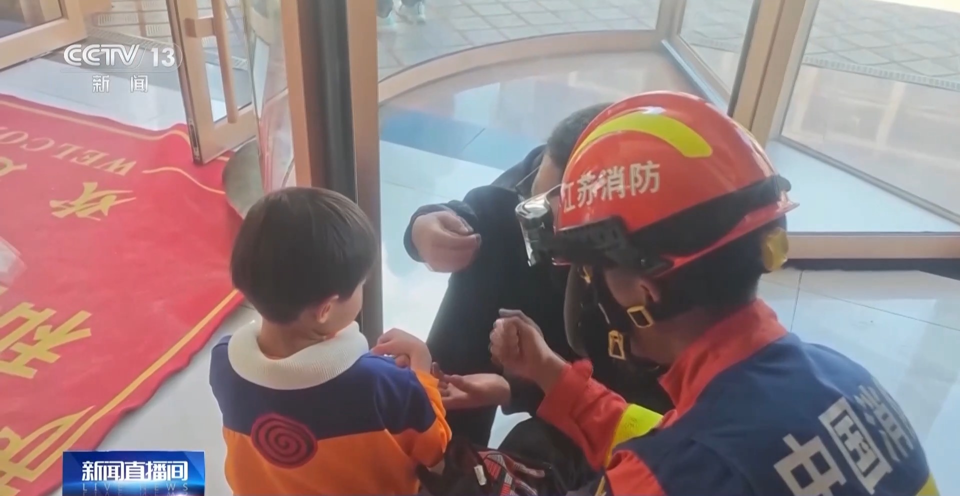 警惕！旋转门暗藏“夹缝陷阱” 家长需留意小孩