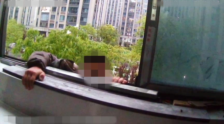 惊险！杭州一男子悬空十米多高窗外，关键时刻伸来救命之手！