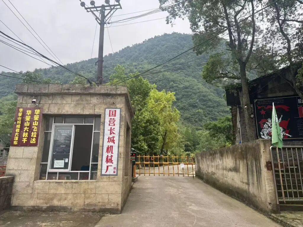 探访瀑布秋千游客坠亡事发地，“景区停业整顿，除了上面来检查的人，任何人不准进”
