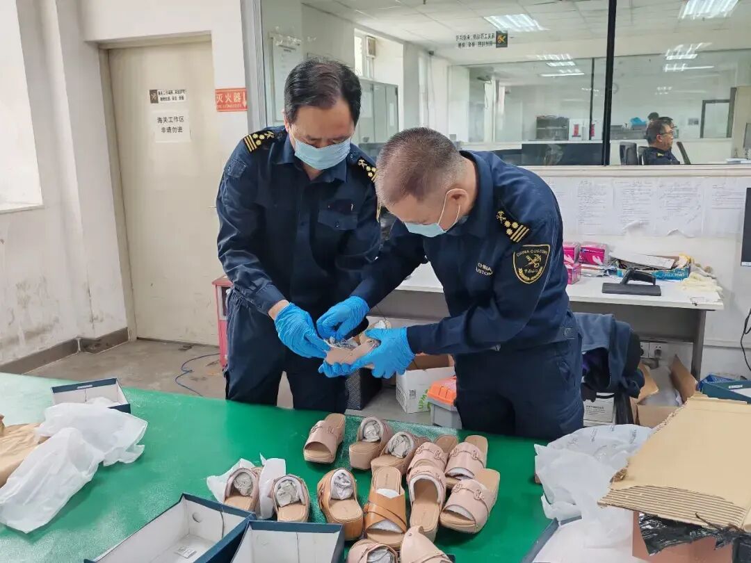 广州海关查获一批“毒拖鞋”：藏整整14包、1300多克海洛因！