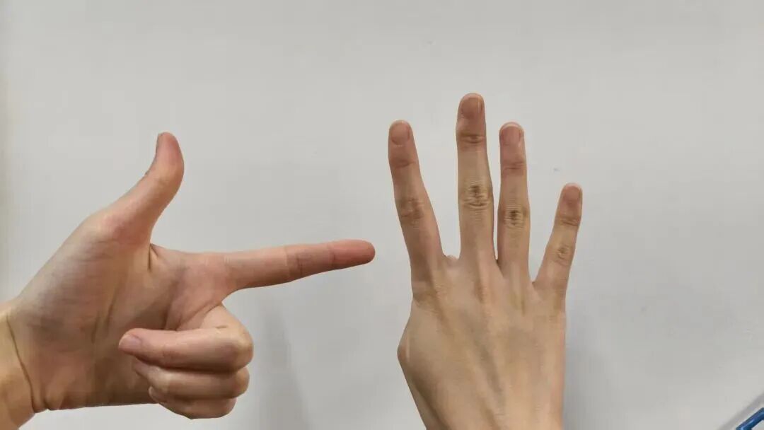 你正在用小拇指当手机支架吗？快改！