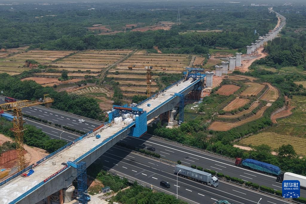 衢丽铁路衢江特大桥跨沪昆高速连续梁合龙