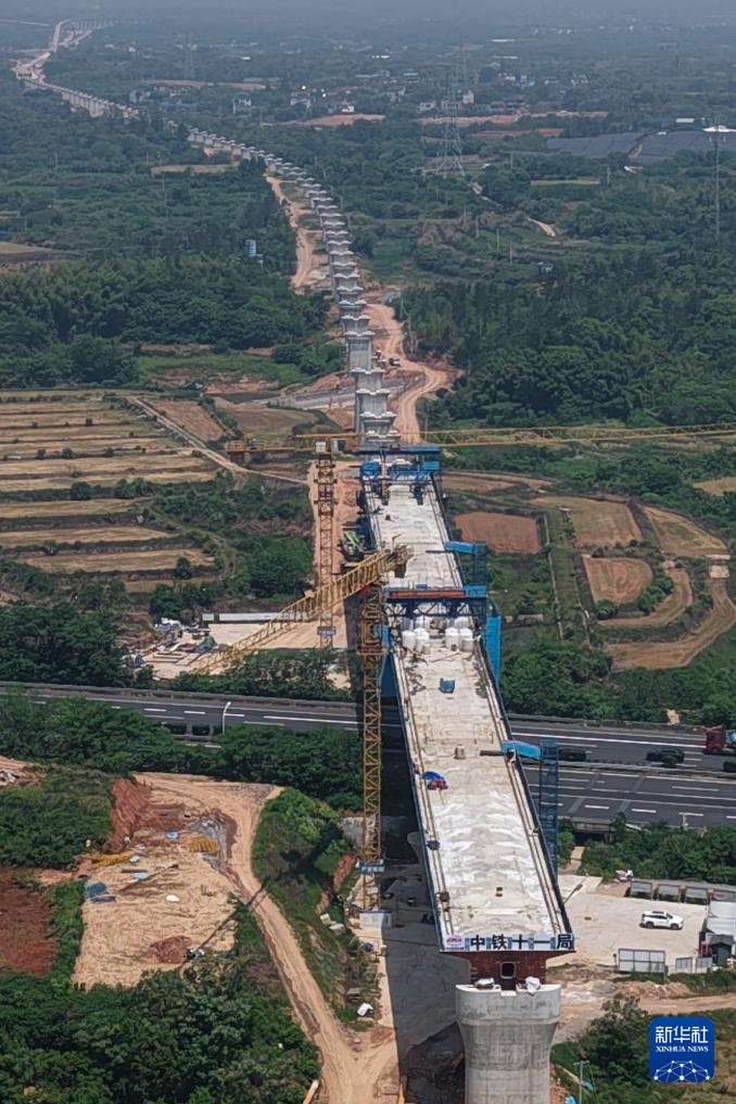 衢丽铁路衢江特大桥跨沪昆高速连续梁合龙